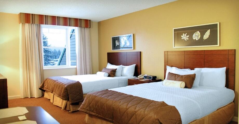 Updated Condo Near Lake & Restaurants w/Amenities!