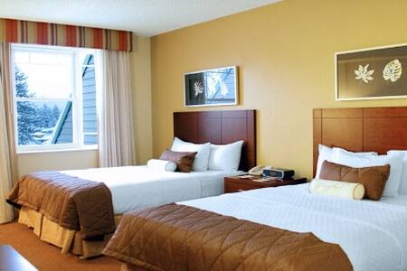 Updated Condo Near Lake & Restaurants w/Amenities!