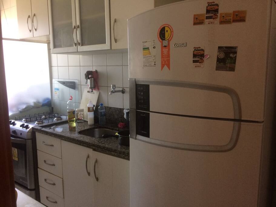 A cozinha no nosso apartamento.