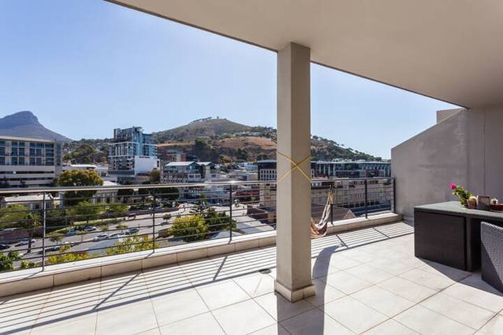 Central Stylish Apartment, Great Views gallery image 4