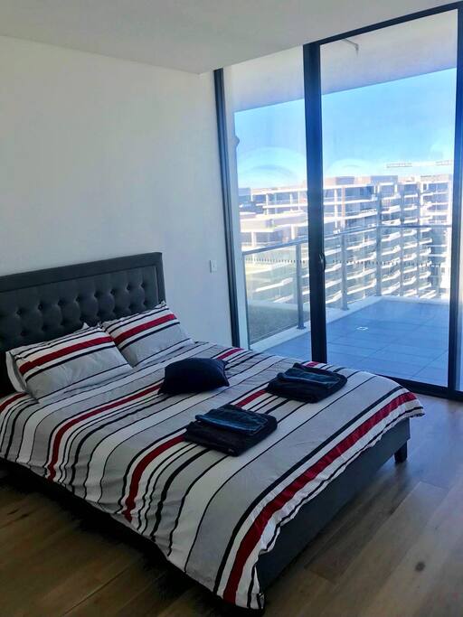 Private Master Bedroom with Queen Bed