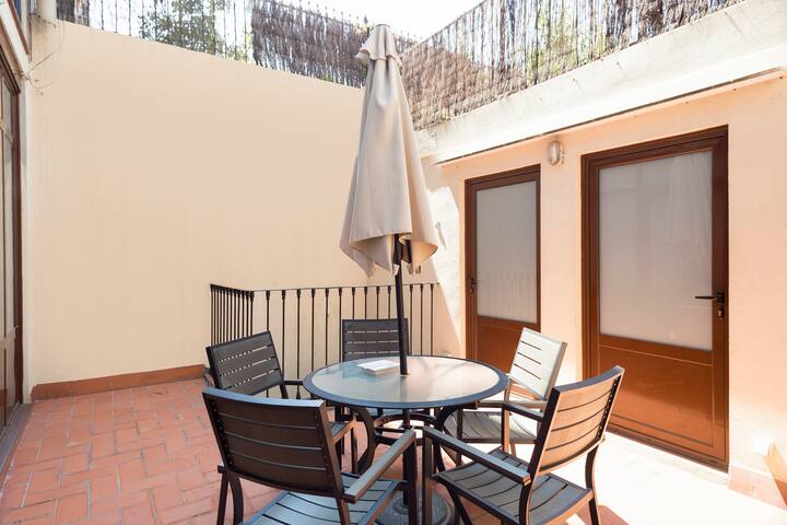 Apt. w/ PATIO, 4 Bedrs, 2 Bathrs & AC (8 adults) gallery image 4