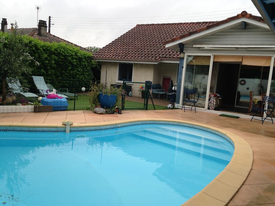 piscine entièrement clôturée et sans vis à vis