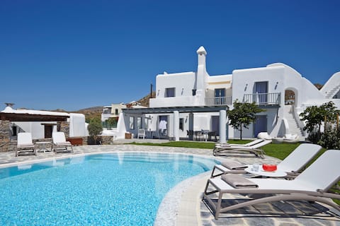 Aqua Breeze North Villa in Naxos on the beach