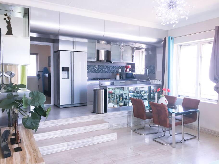 Kitchen/bar/dining space