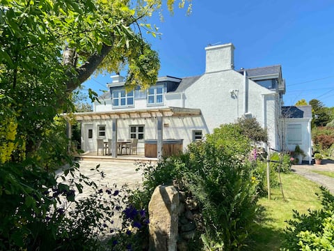 Delightful 3 bed cottage with hot tub & sea views.