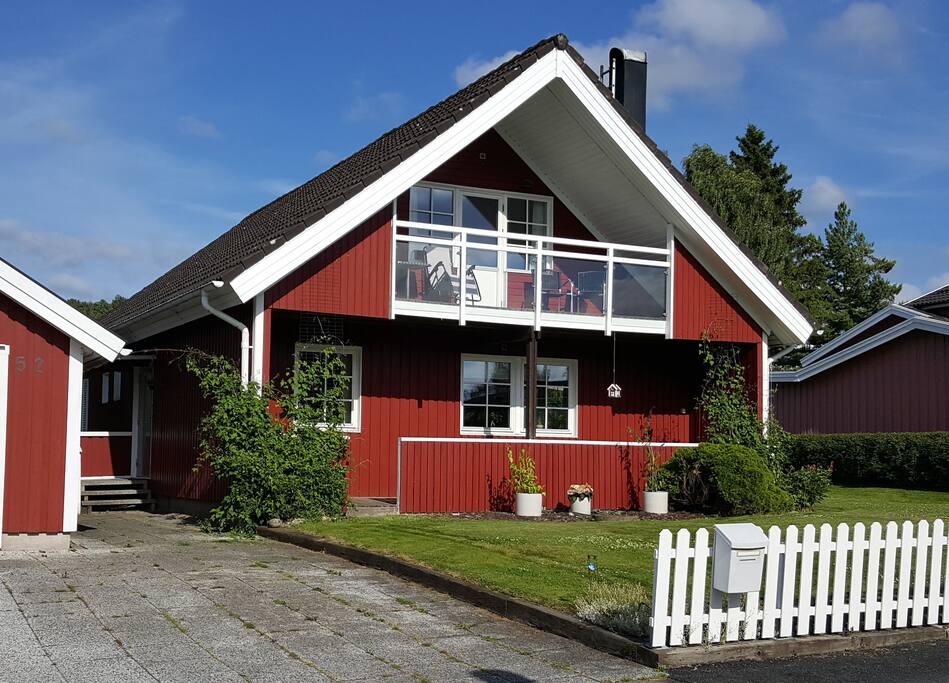 Framsidan med kvällssol / House front with evening sun