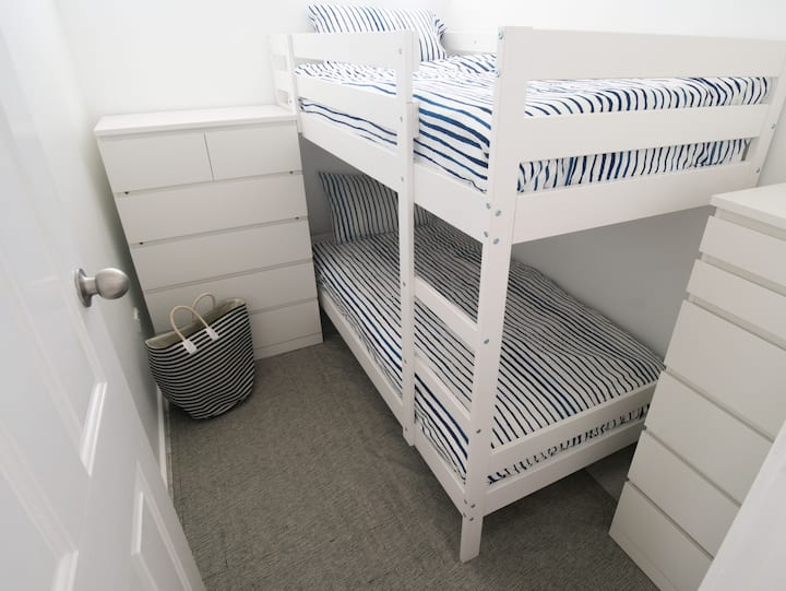 Malá tretia spálňa s poschodovými posteľami