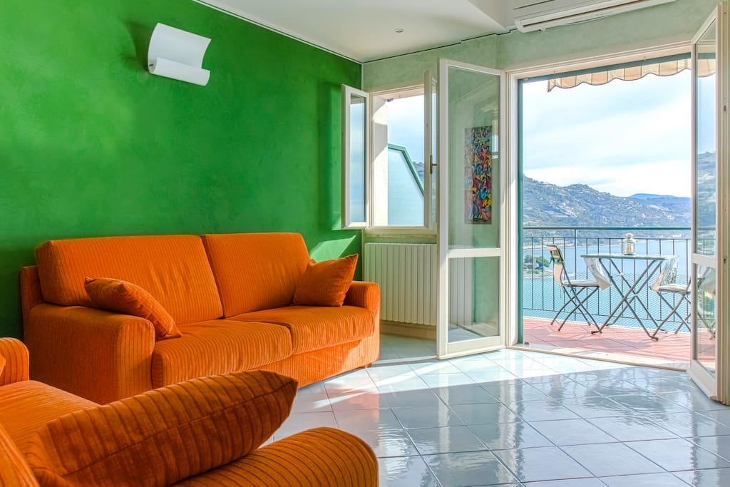Two cosy double sofas in relaxing atmosphere. Due comodi divani di cui uno letto matrimoniale in una atmosfera di completo relax