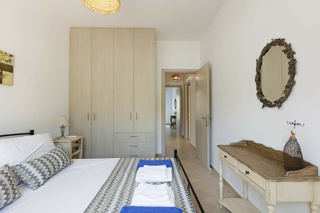 Dhomë gjumi me krevat dopio. Oborr i përparmë përballë. Dollap shumë i madh 