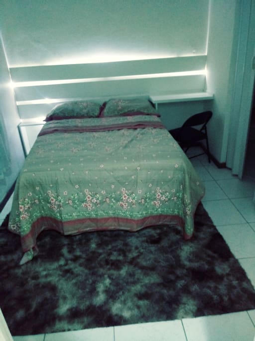Quarto com iluminação indireta.