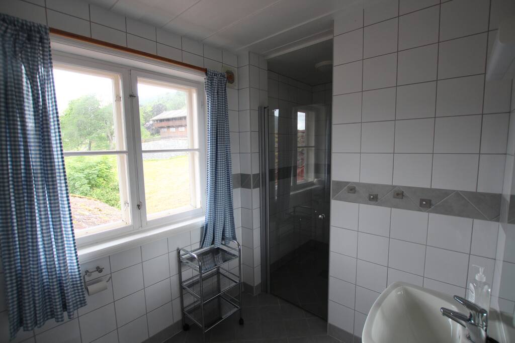 Bad 1 i 2 etg. Ett av tre bad som deles med andre gjester i huset