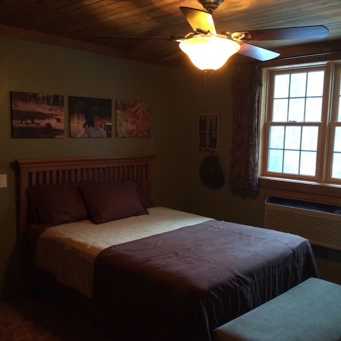 Master bedroom/queen bed