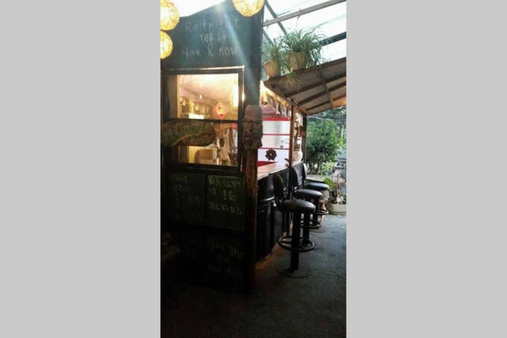 院子有小吧台 a small bar next to the entrance