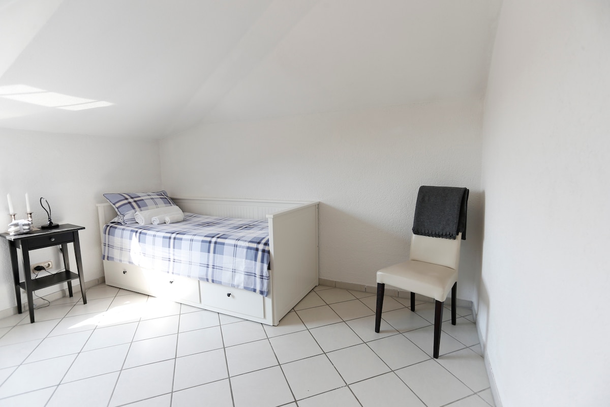 מיטת יחיד (או מיטה זוגית שנייה)