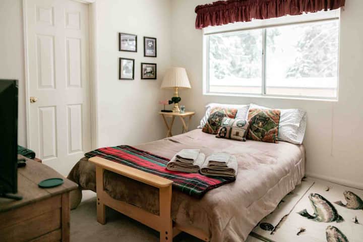 Chumba cha kulala cha tatu kilicho na futoni na televisheni ya Roku