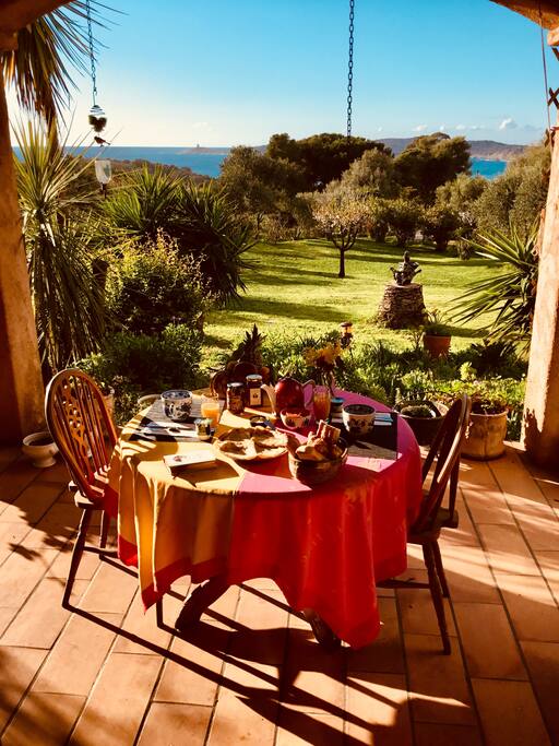 PETIT DEJEUNER EN TERRASSE FACE A LA MER
