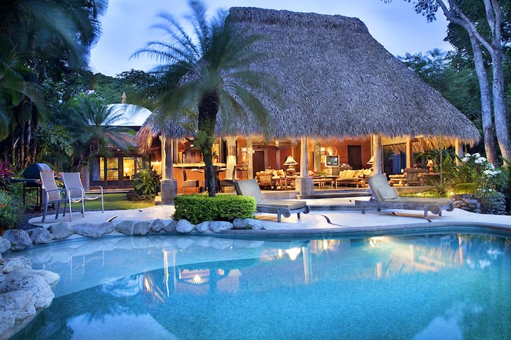 Casa Mono Loco – Los Sueños Resort Villa