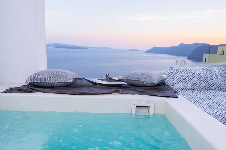 Gaia Suites | Artemis Suite with Outdoor Jacuzzi gallery image 4