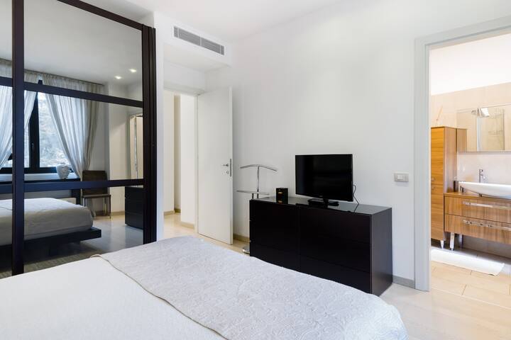 Modern Apartment Next to the Duomo gallery image 3