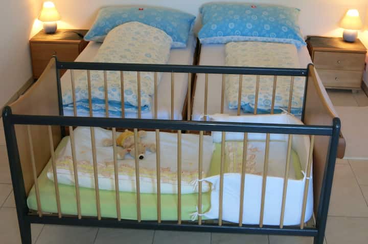 Spálňa: na požiadanie s detskou postieľkou 