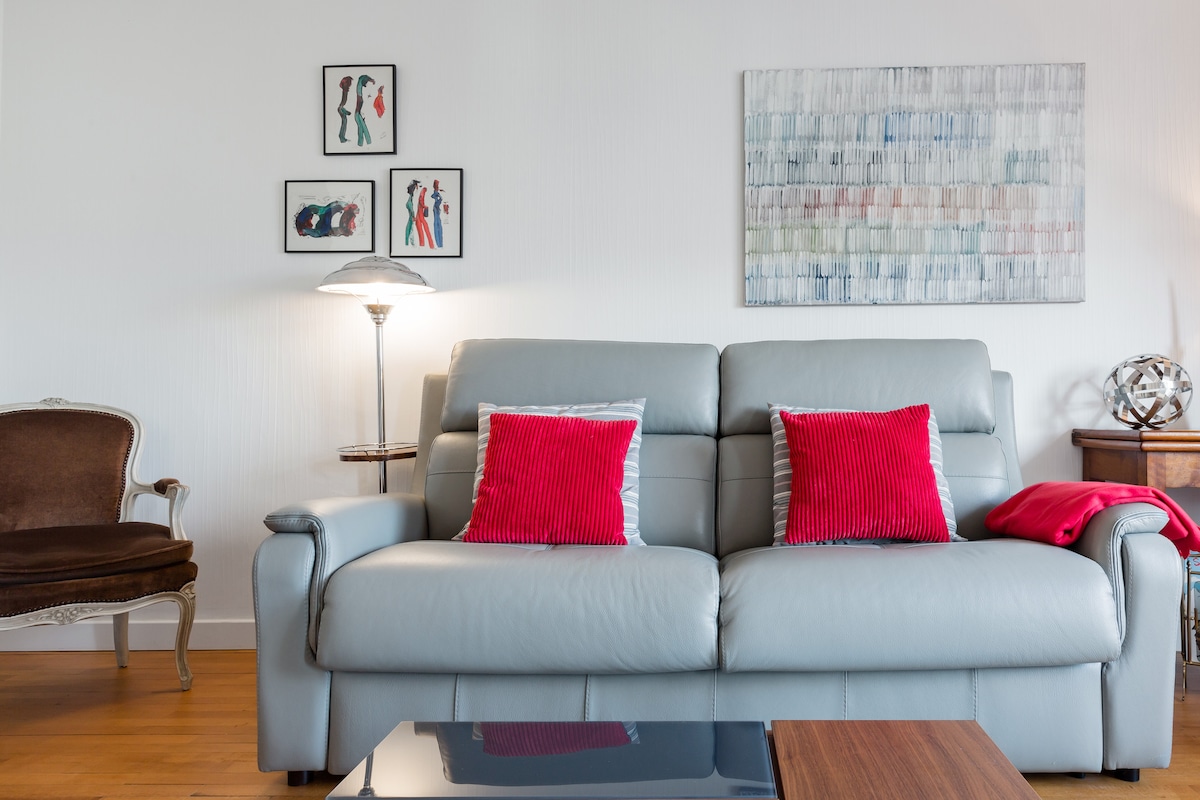 Top Airbnb: A stone's throw from everything in a cozy apartment in Orangerie Conseil Des Xv