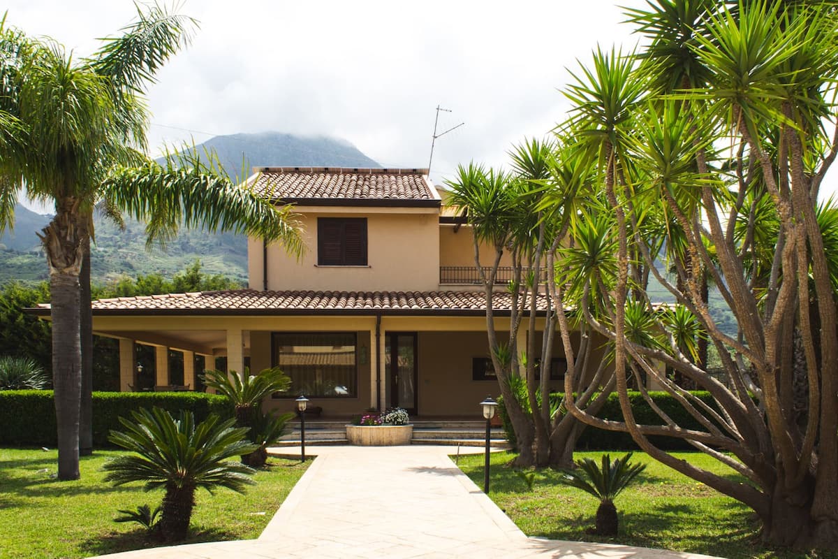 L'ingresso della villa tra le palme