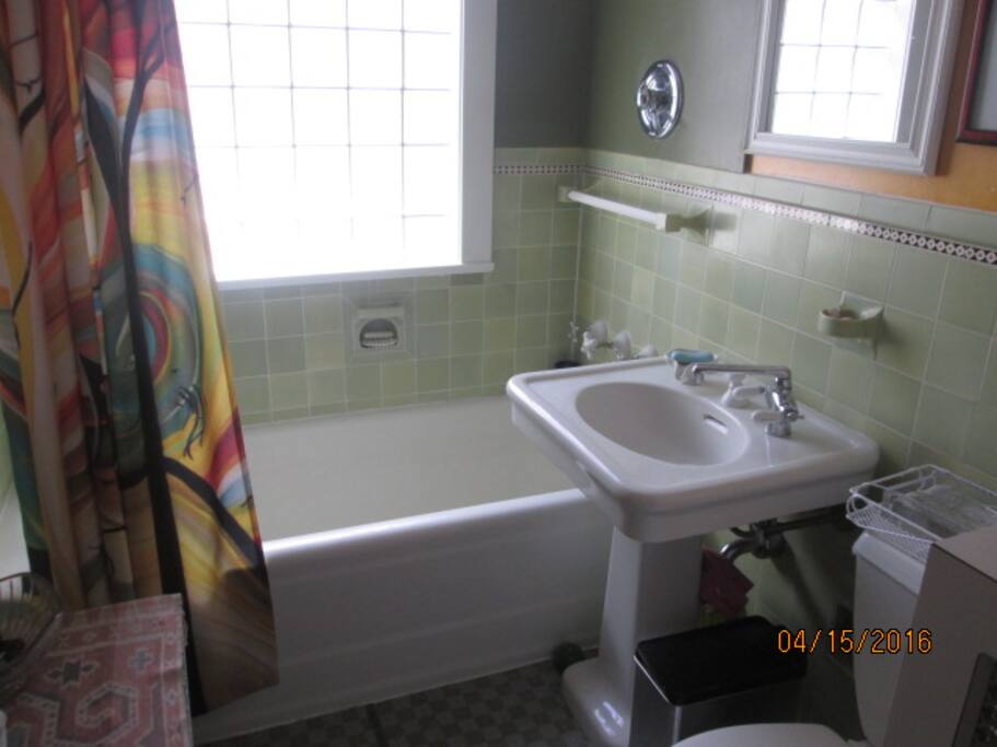 Bath w/ tub & shower & toiletries
