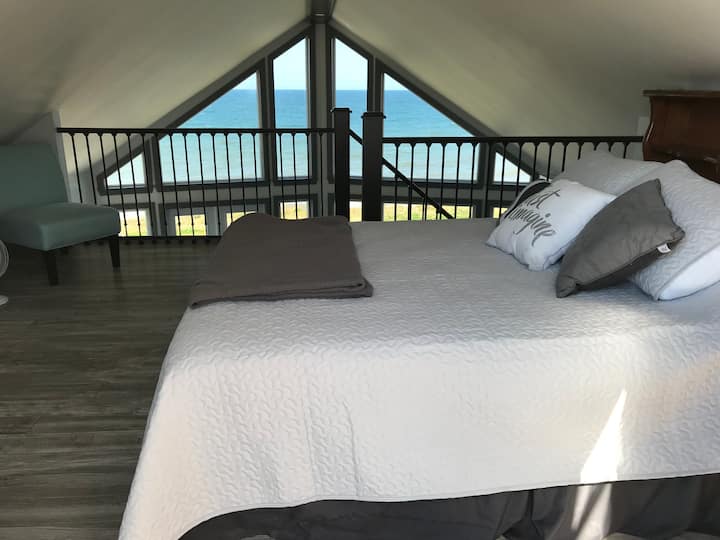 Queen bed in the loft, (open to below), with panoramic views of the ocean! 