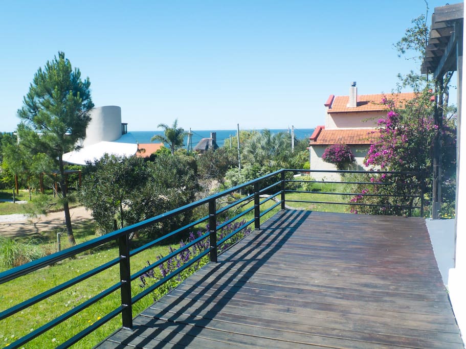 El deck, al fondo, el mar