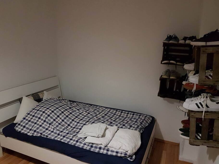 140x200cm Bett und zwei große Handtücher zum Duschen