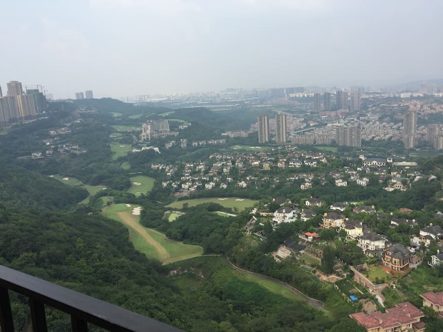 客厅阳台及主卧窗观高尓夫球场,景色怡人,通风性好