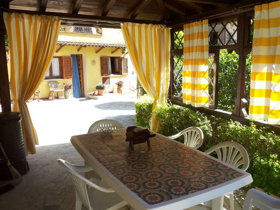 Vista dal giardino la casa