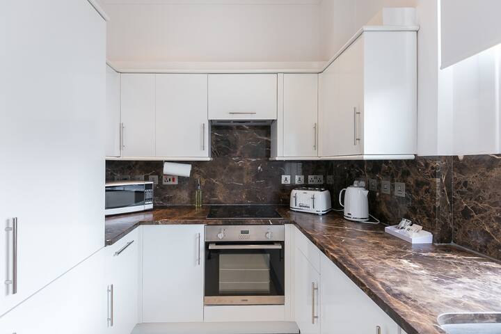 Stylish & Spacious 3bed near Hyde Park with A/C gallery image 5