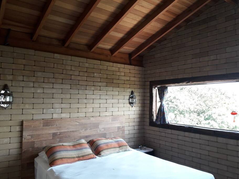 quarto amplo, vista para a mata e para o por do sol