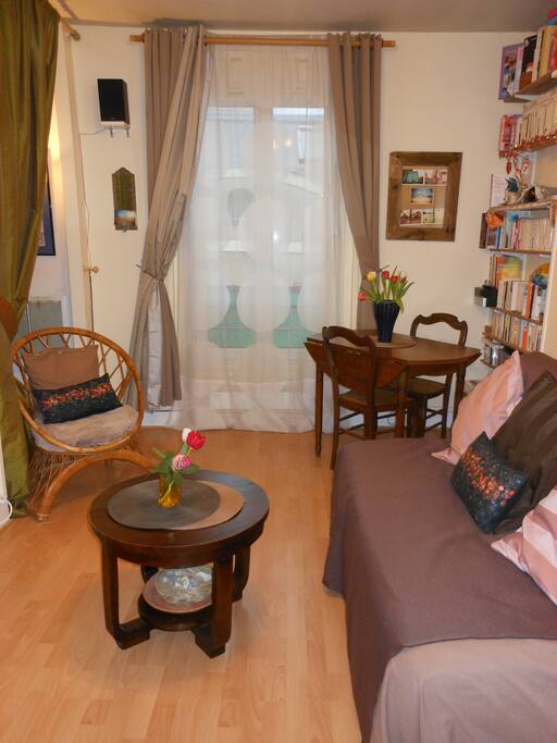 The flat have one lounge that you see on this photo, one bedroom, one kitchen and à bathroom. À good place to stay near all the most famous monuments
