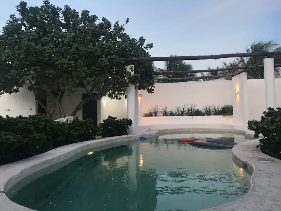 Área de piscina y terraza.