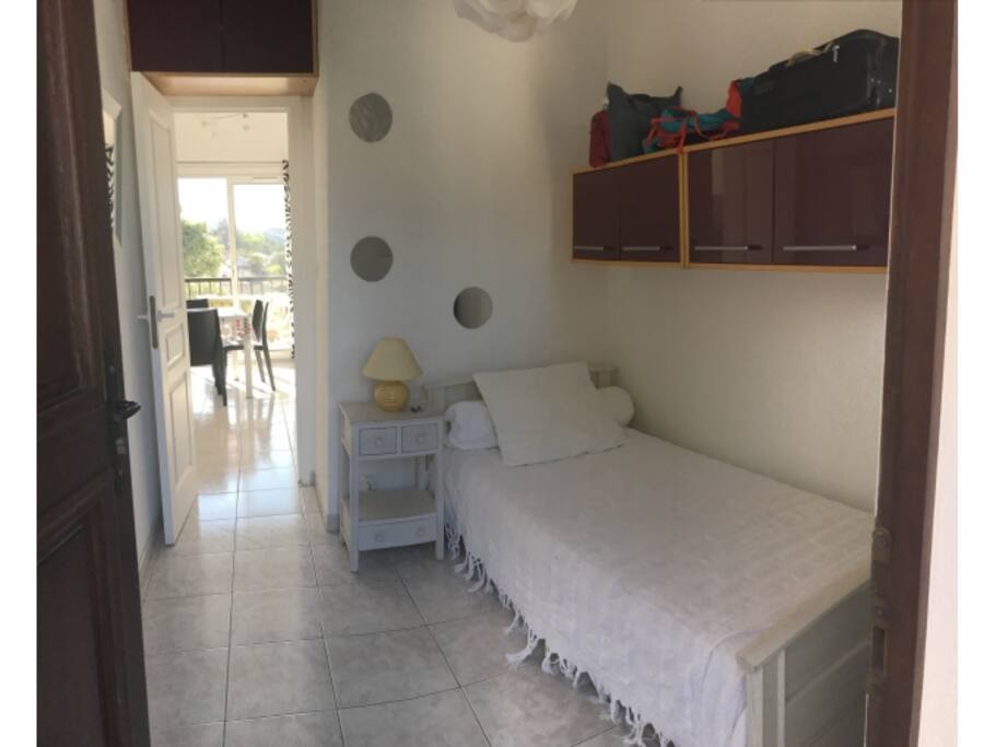 Chambre avec lit simple