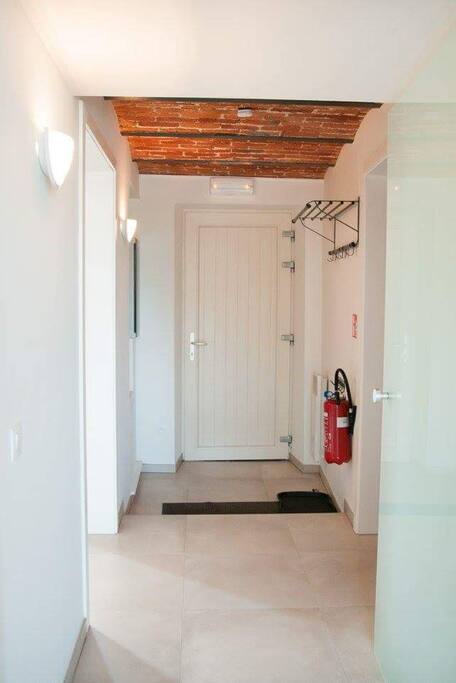 Le hall d'entrée donnant aussi l'accès à la chambre et à la SDB du rez-de-chaussée, notamment adaptées pour les personnes à mobilité réduite.