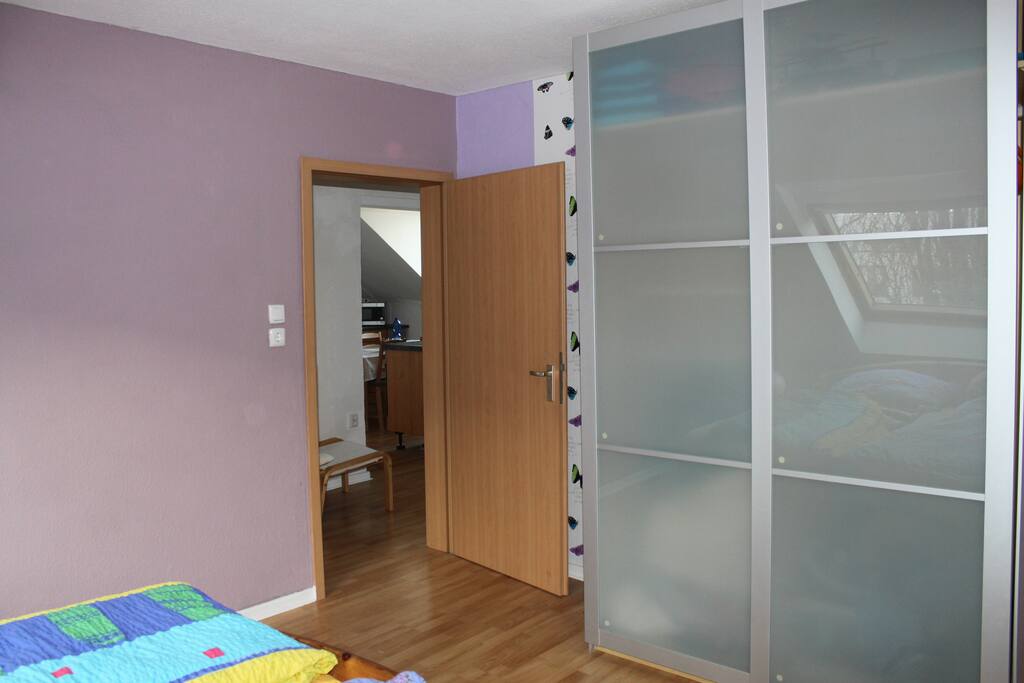 und einem großen Kleiderschrank
