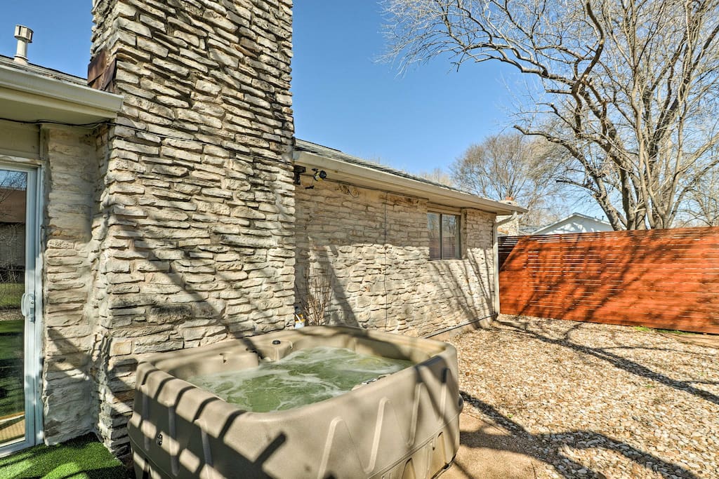 'Elmtree Cottage' boasts a private hot tub and furnished pergola!