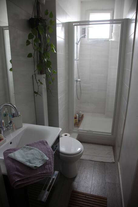 Salle de bain (refaite à neuf en 2016) avec cabine de douche