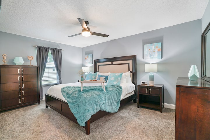 Главна спална соба - брачен кревет (широк 180-220 см) со душек број на спиење 