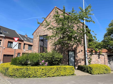 Modern Home 5 min walk to Station