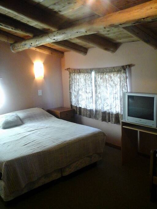 Habitacion amplia, alfombrada y con vista al jardin. Tiene placards con mucho espacio y TV. El sommier matrimonial puede convertirse en dos camas singles.
