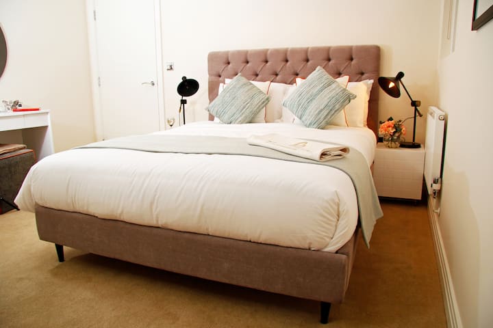 ห้องนอนดีลักซ์พร้อมผ้าปูที่นอนคุณภาพแบบโรงแรม