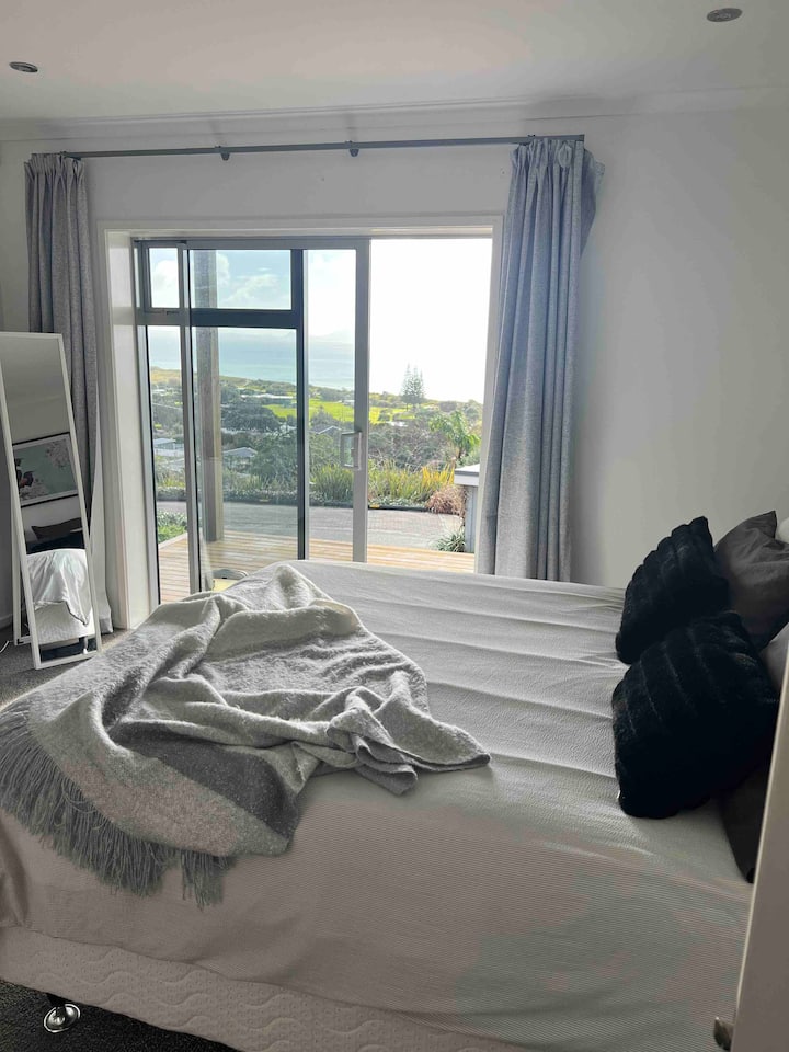 غرفة نوم بسرير كبير وإطلالات على البحر 