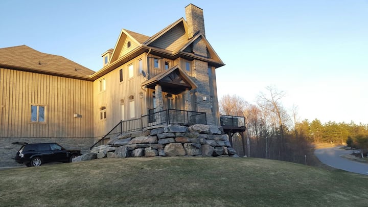 Largest Villa at Muskoka Bay Club with a Hot Tub!