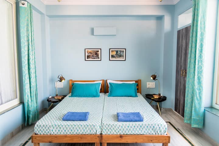 ห้องนอนพร้อมระเบียง