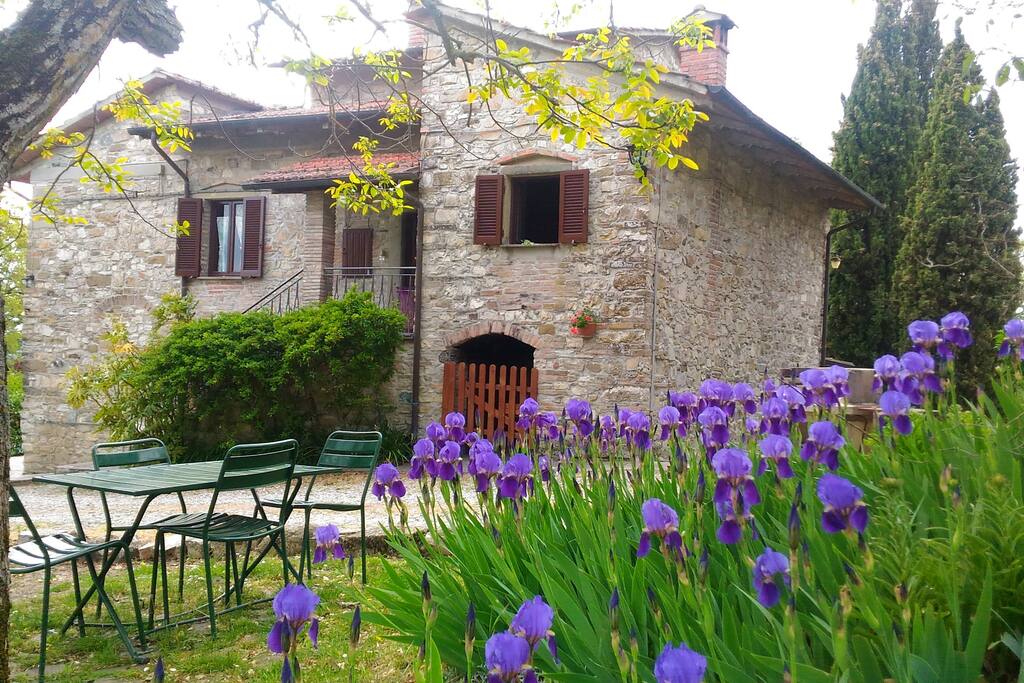 INGRESSO APPARTAMENTO VISTO DAL GIARDINO DEI GIGLI